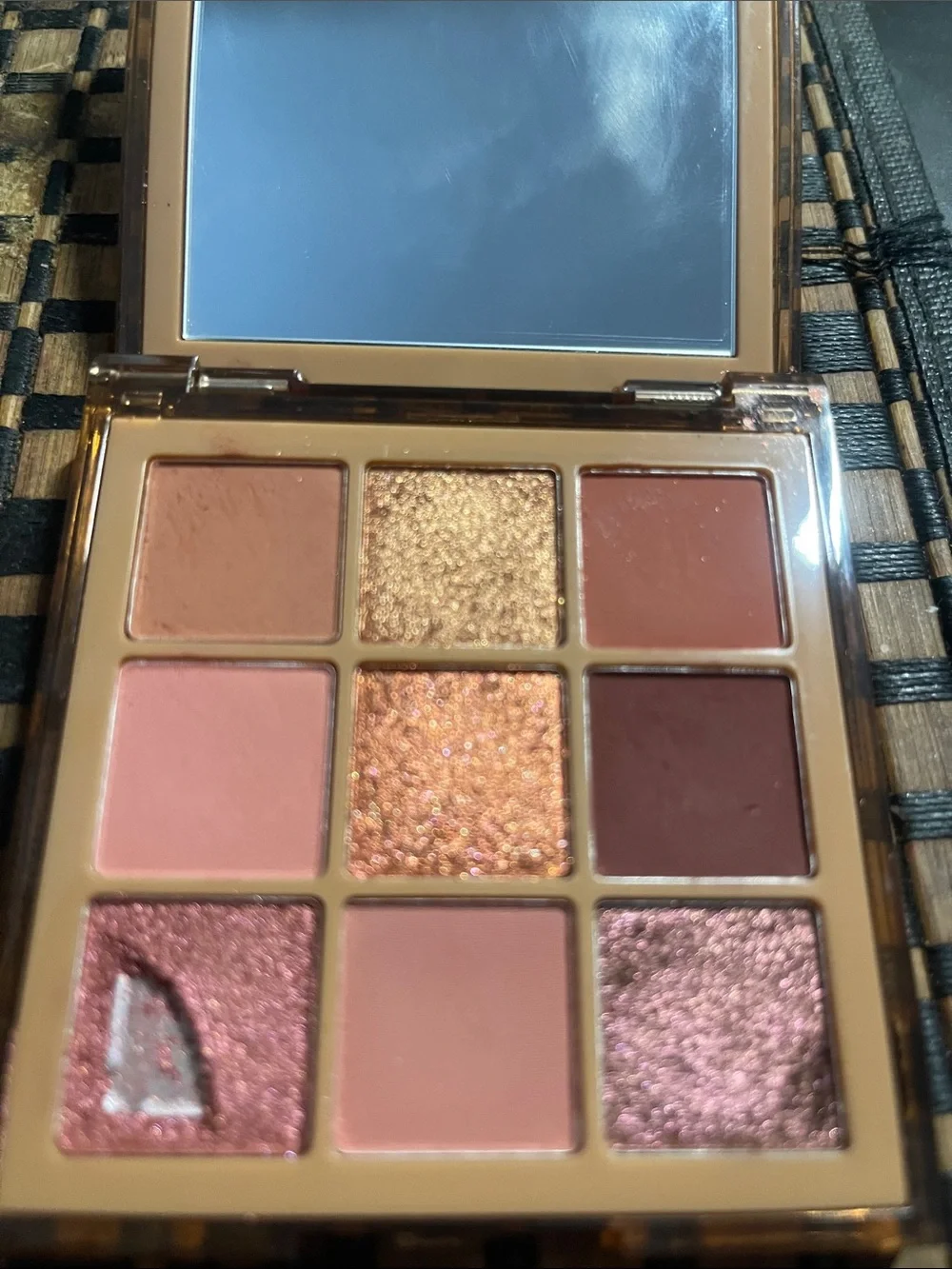 HUDA BEAUTY Nude Blush Compact - Medium Nude Peach